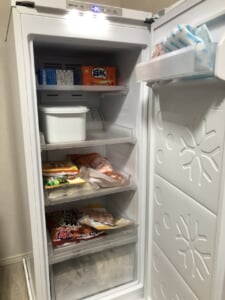 買いだめした食品を保存している冷凍庫の写真