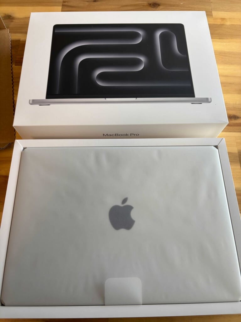 M5-MacBook-Proを早速開封